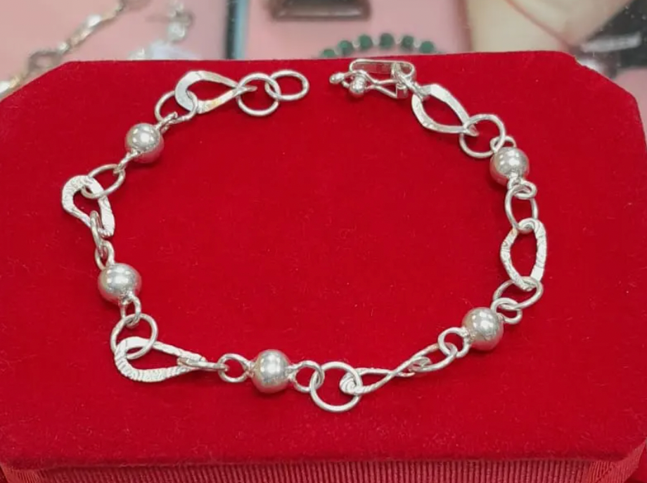 Pulsera esferas y argollas dobladas - Plata