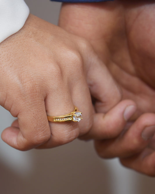 Anillo de compromisos solitario con circones - Oro