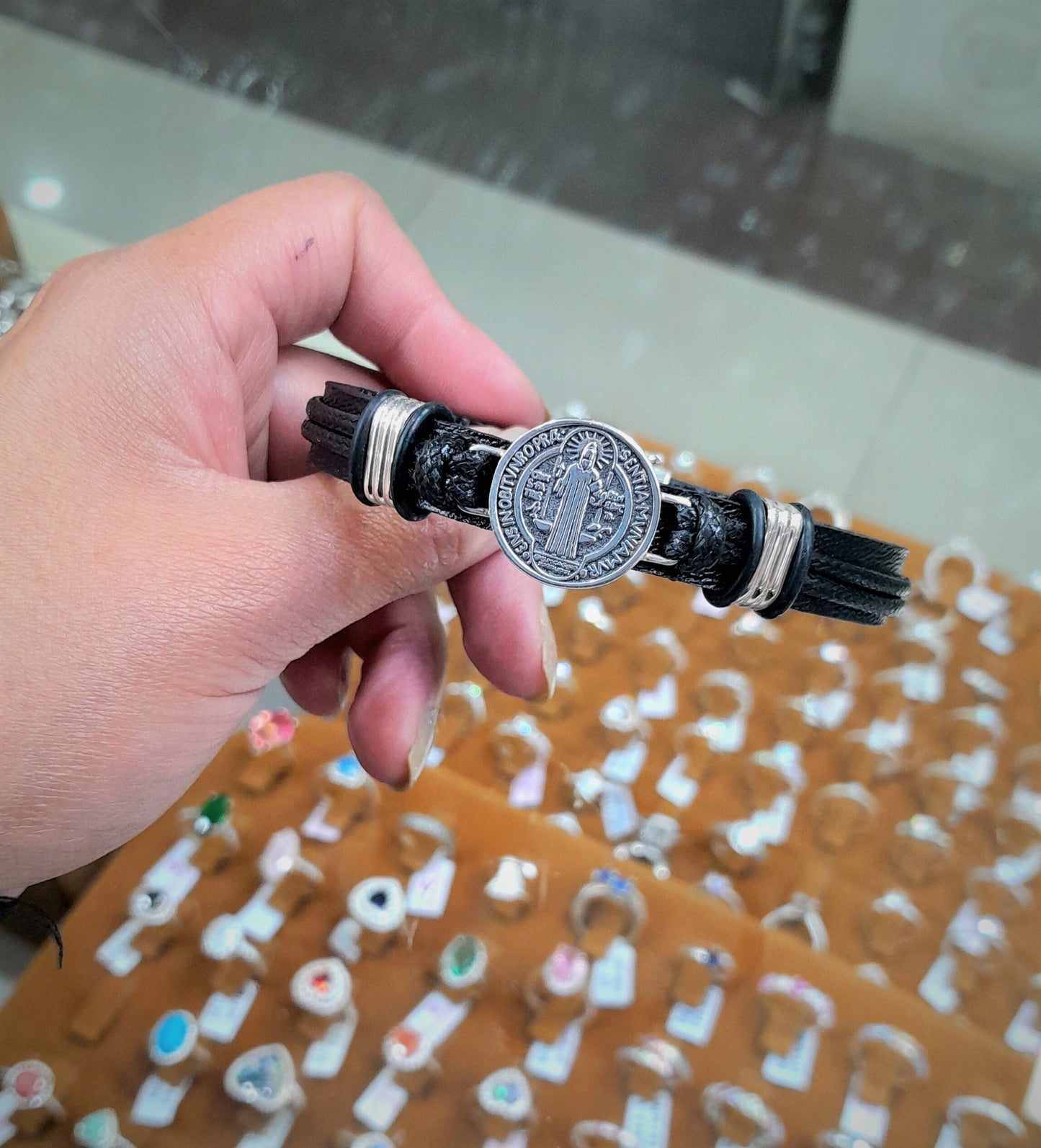 Pulsera de cuero San Benito - Plata