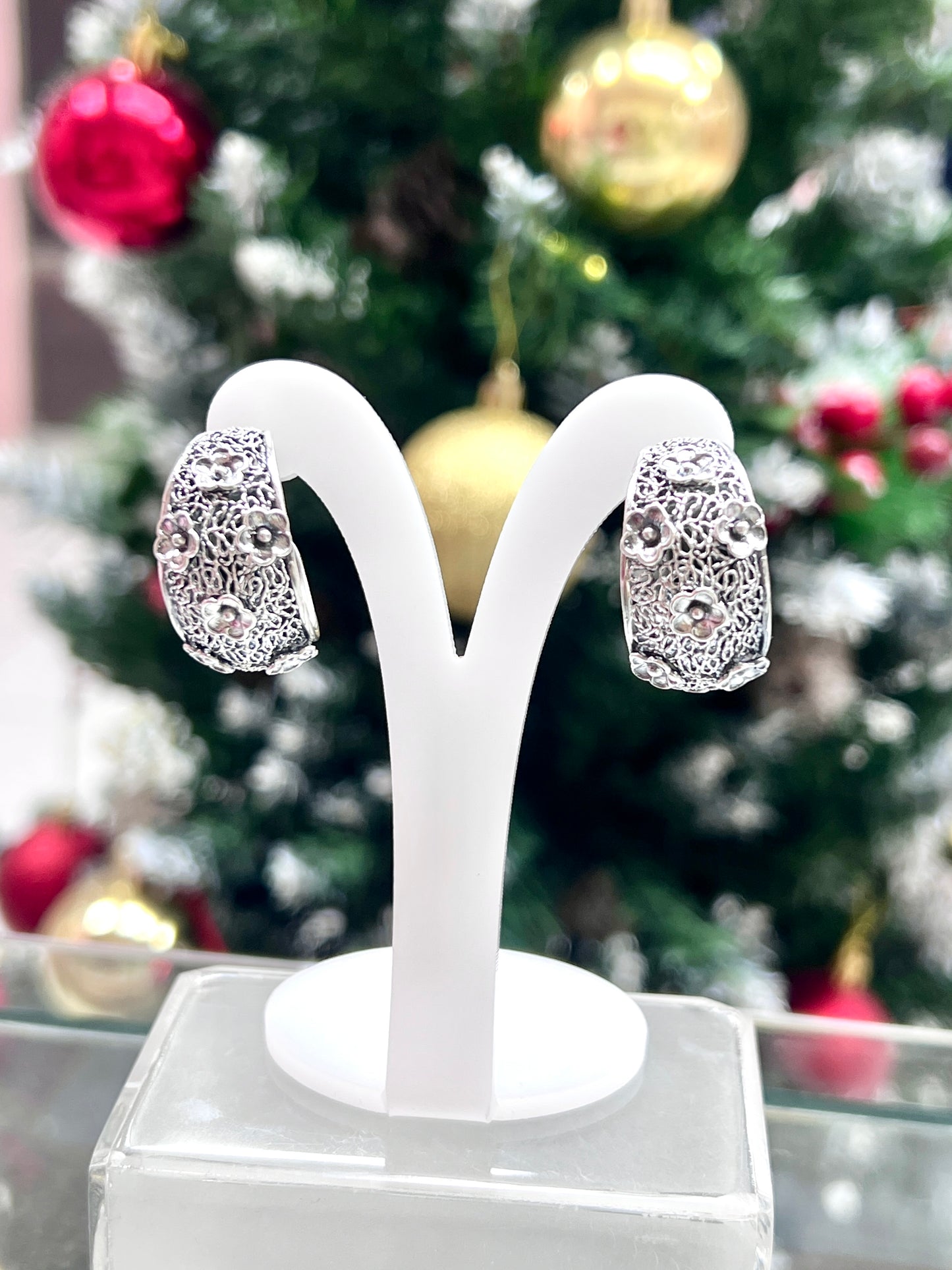 Argolla filigrana con flores poste  - Plata Quemada