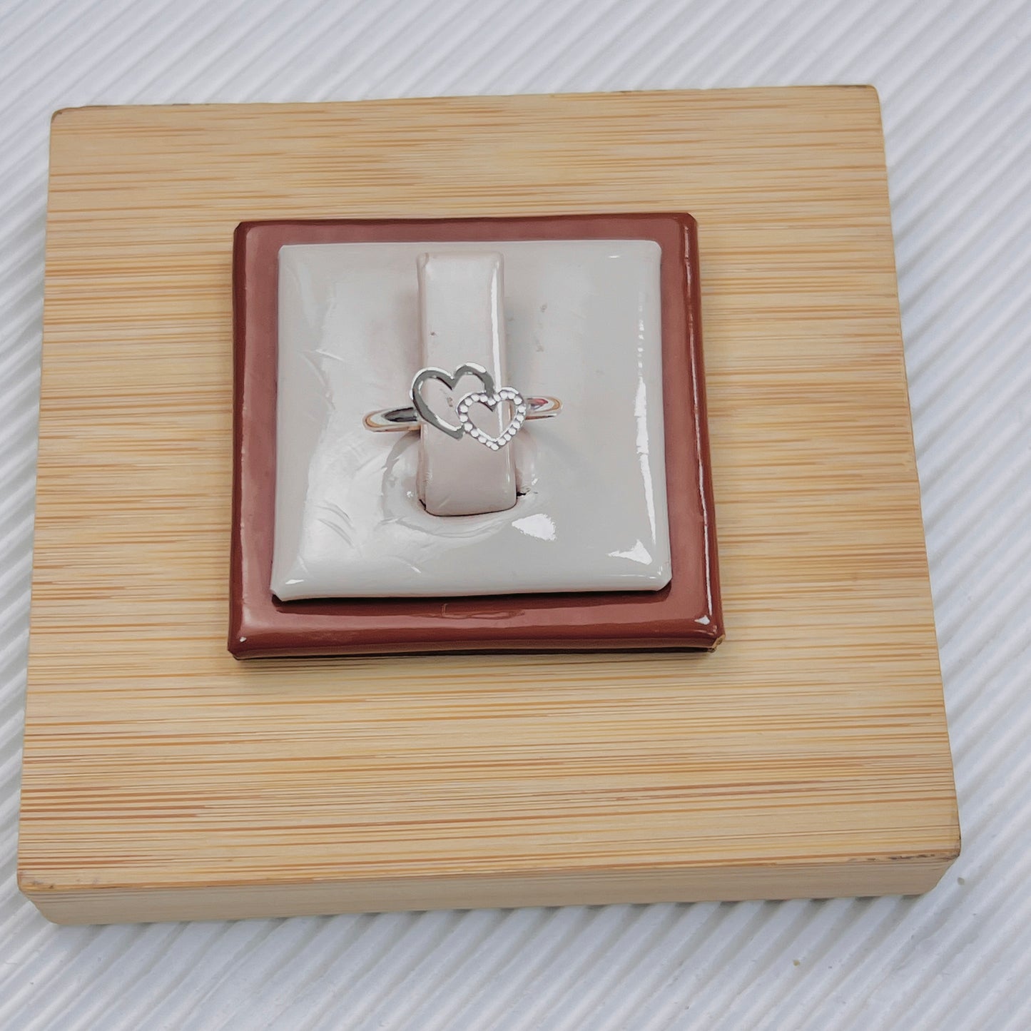 Anillo dos corazones calados, uno con puntos - plata