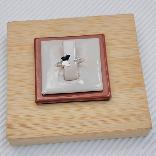 Anillo ajustable mariposa echada y piedra - plata
