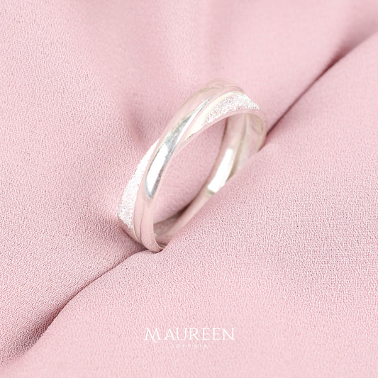 Anillo dos aros entrelazados texturados
