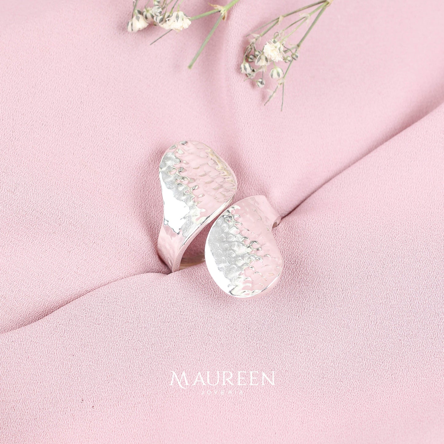 Anillo martillado tipo hoja en gota