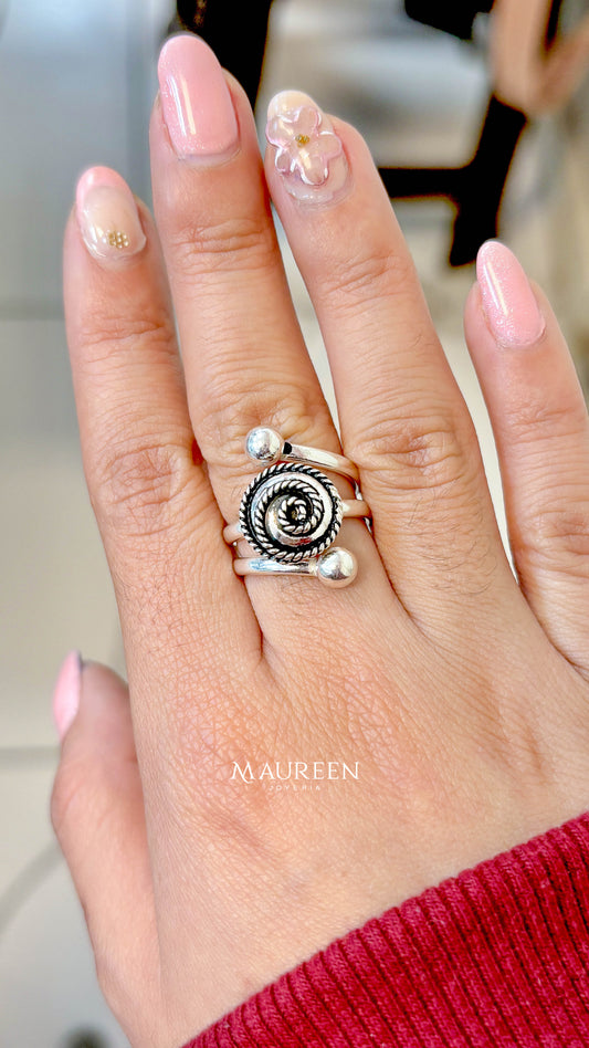 Anillo ajustable circulo con espiral entorchada y dos esferas - plata