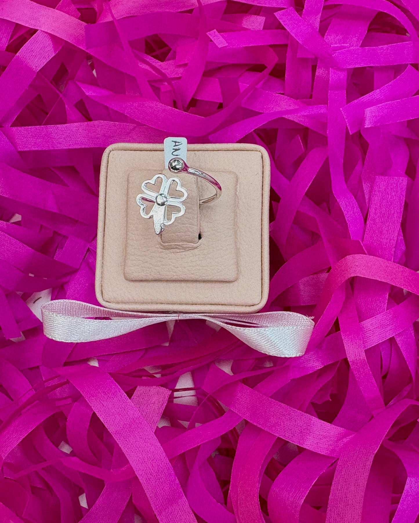 Anillo ajustable trebol con tallo calado y esfera - plata