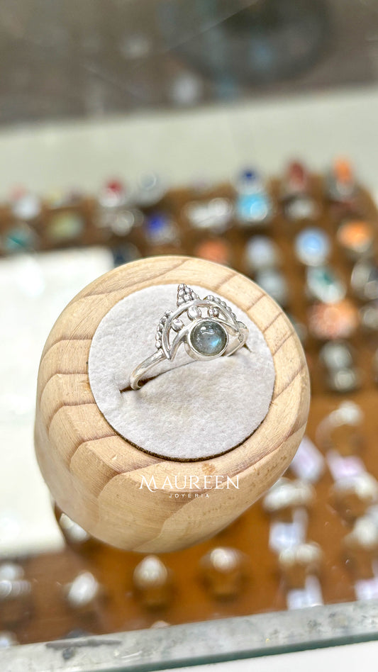Anillo piedra celeste tornasolada con corona tipo luna   -   Plata