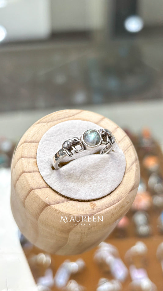Anillo piedra tornasolada con elefante  -  Plata quemada