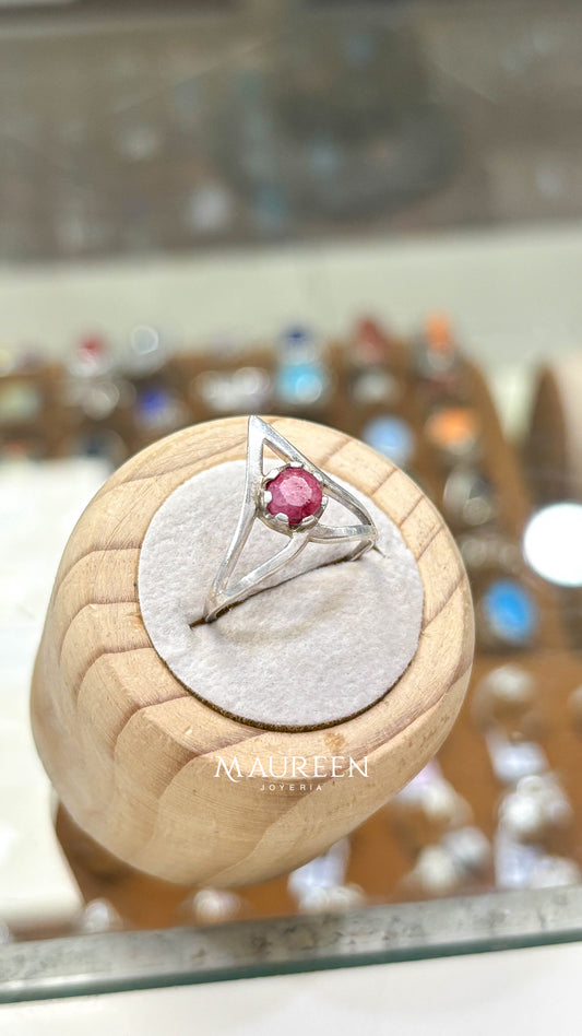 Anillo triangulo con piedra circular   -   Plata