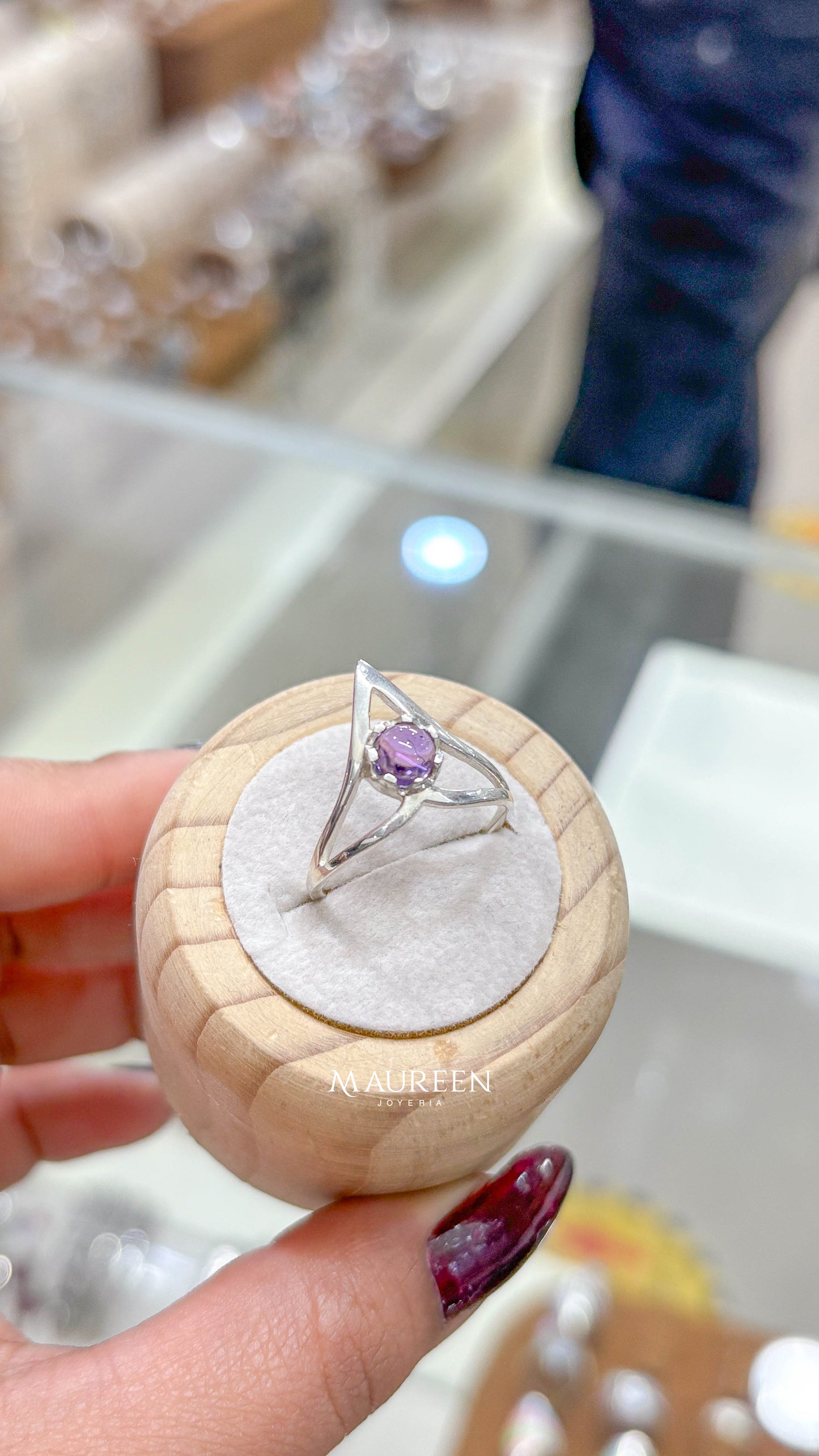 Anillo triangulo con piedra circular   -   Plata