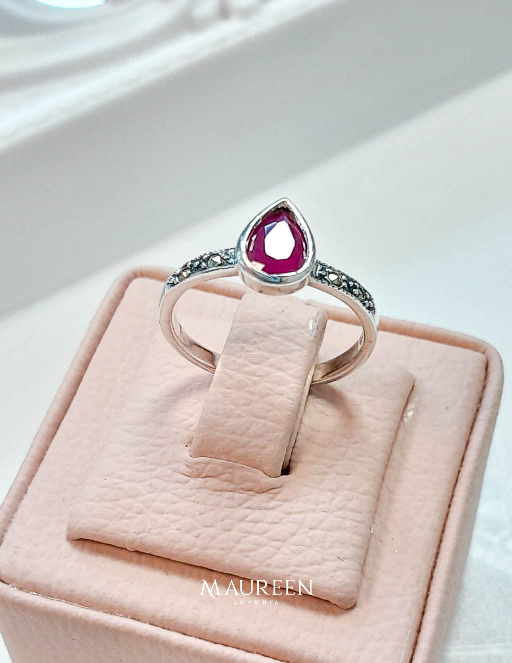 Anillo marquesita piedra rubi gota - Plata