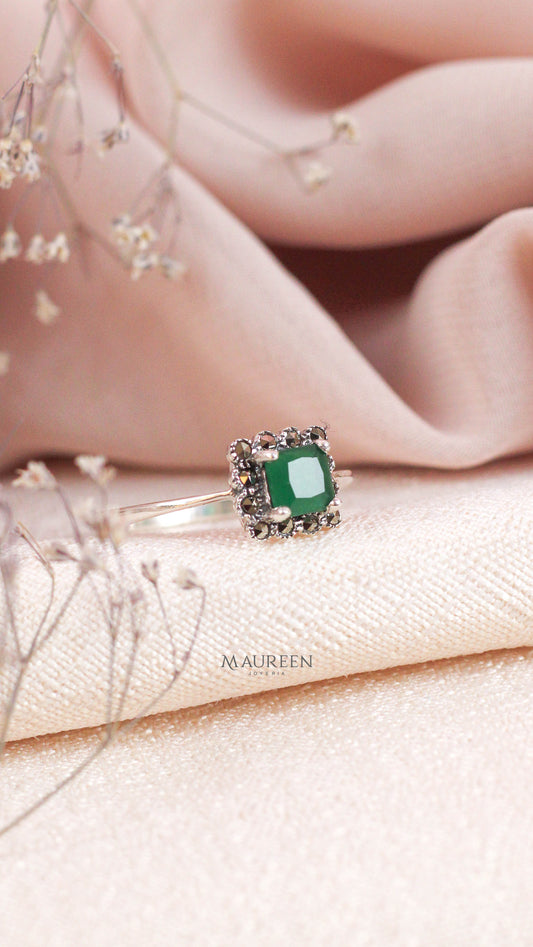 Anillo marquesita cuadrado con zafiro/esmeralda