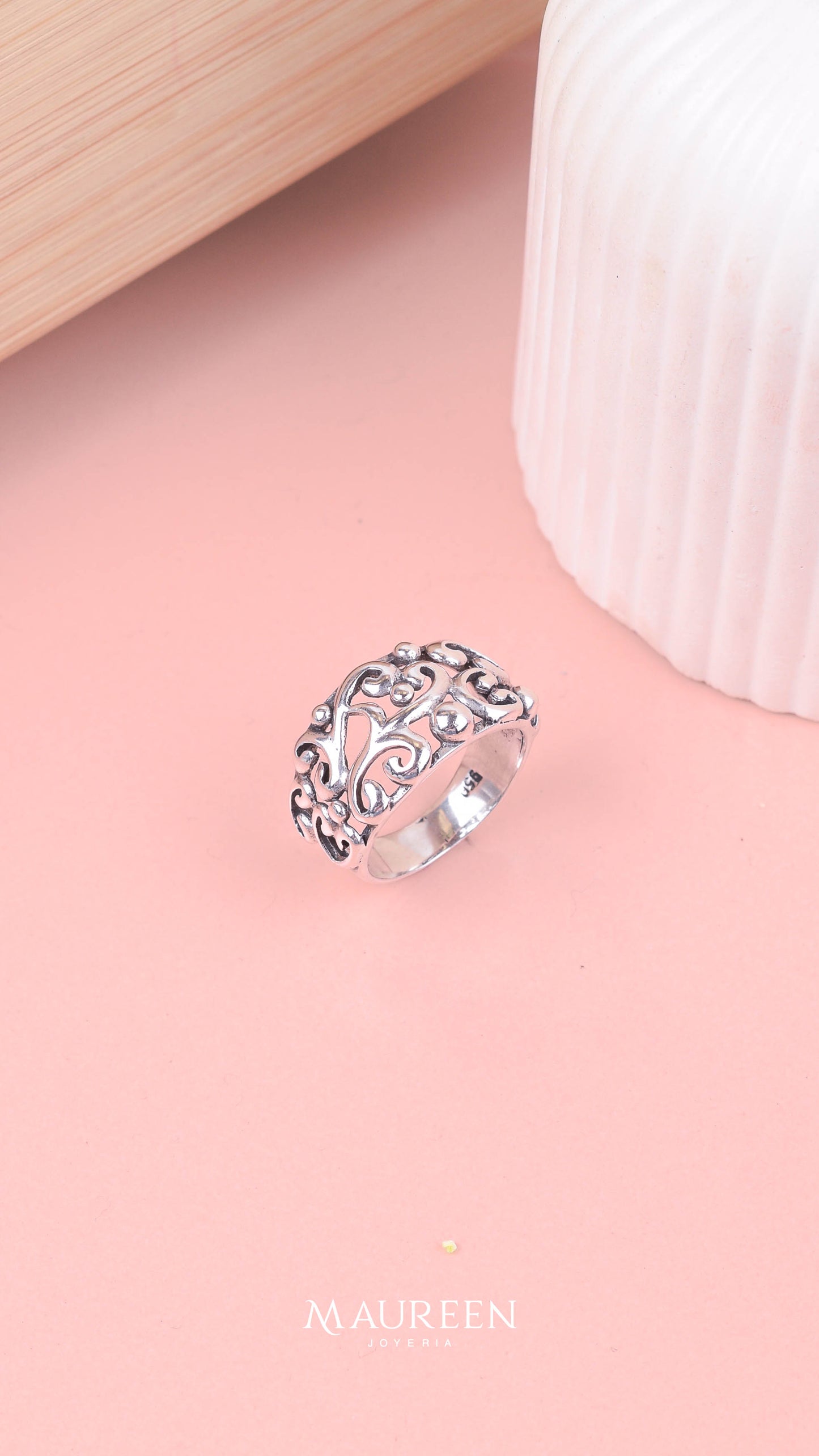 Anillo texturado con esfera plata quemada  - Plata