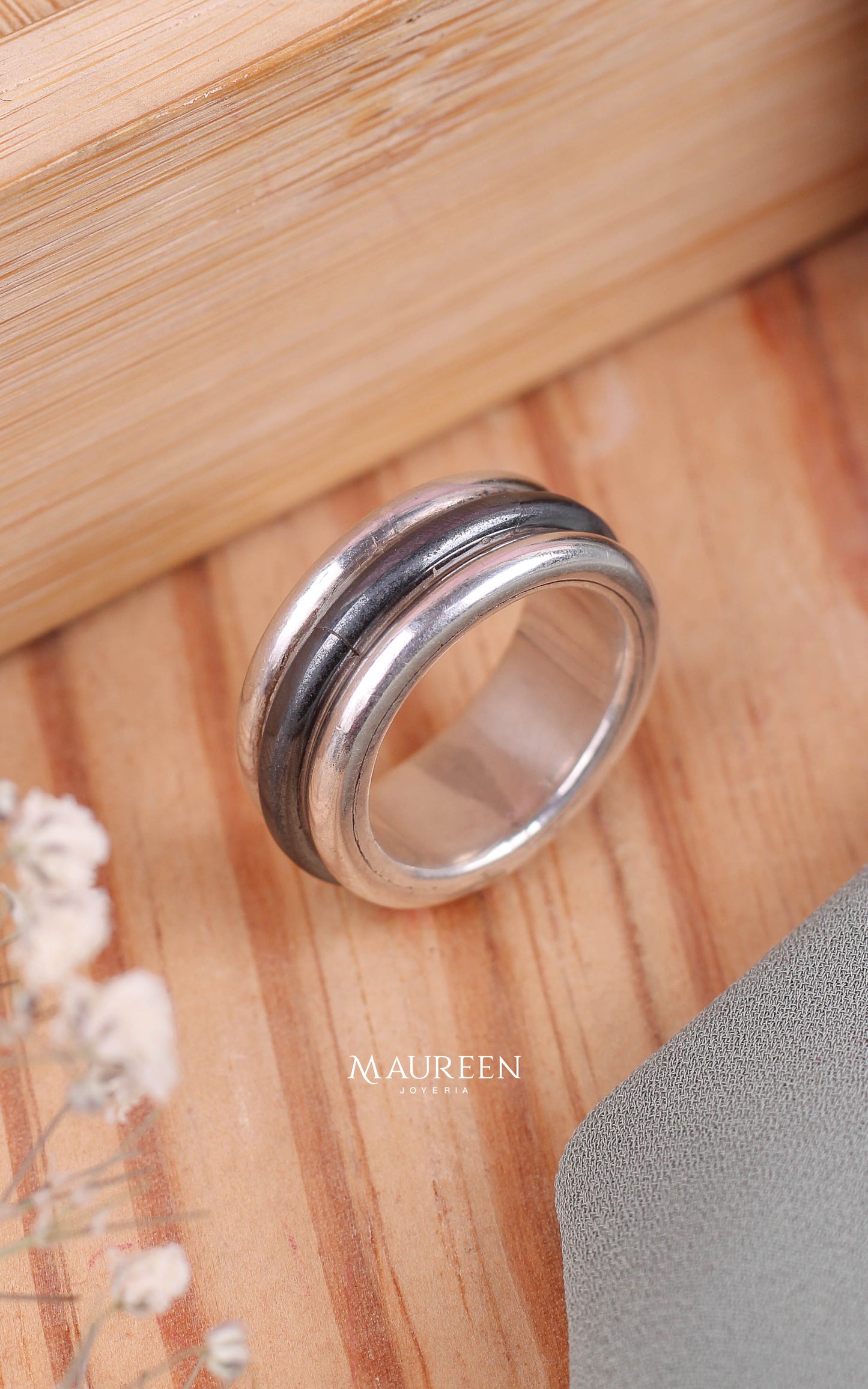 Anillo  piedra negra en el medio hombre plata quemada - plata