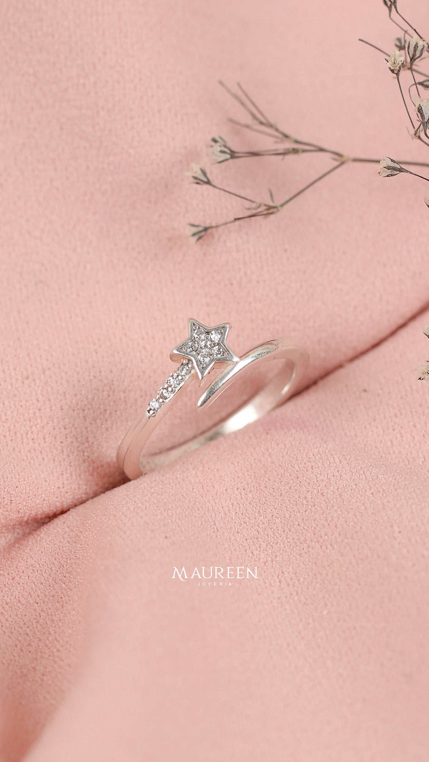 Anillo dividido con estrella circones brode liso. - plata