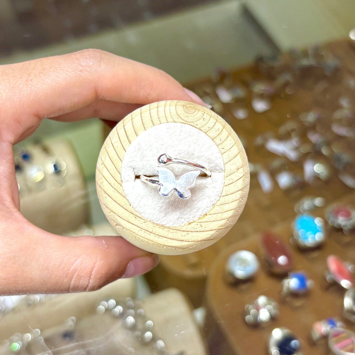 Anillo ajutable mariposa plana con esfera - Plata