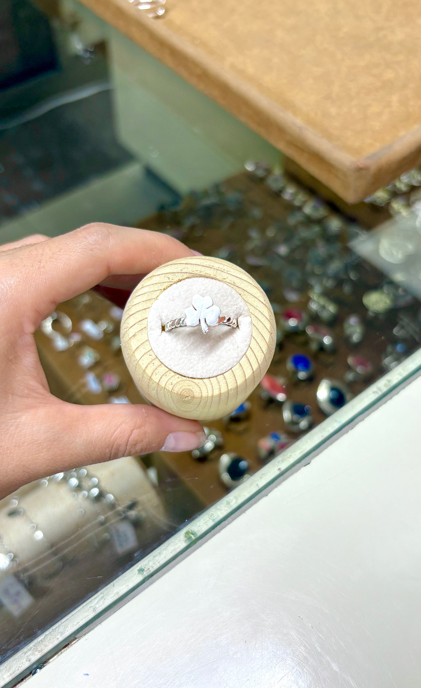 Anillo trebol con tallo y aro enroscado - plata