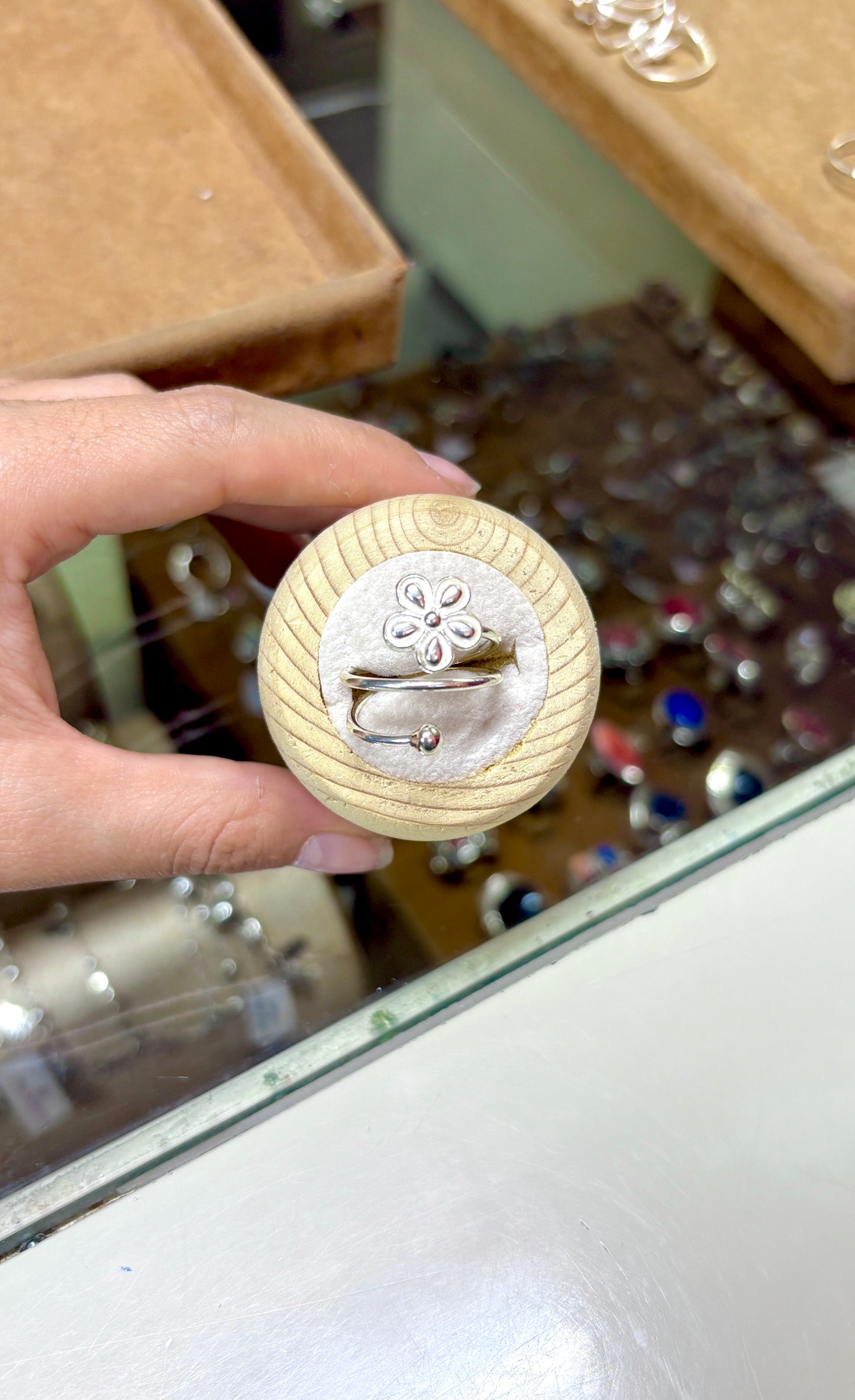 Anillo ajustable flor 5 petalos contorno con esfera - plata