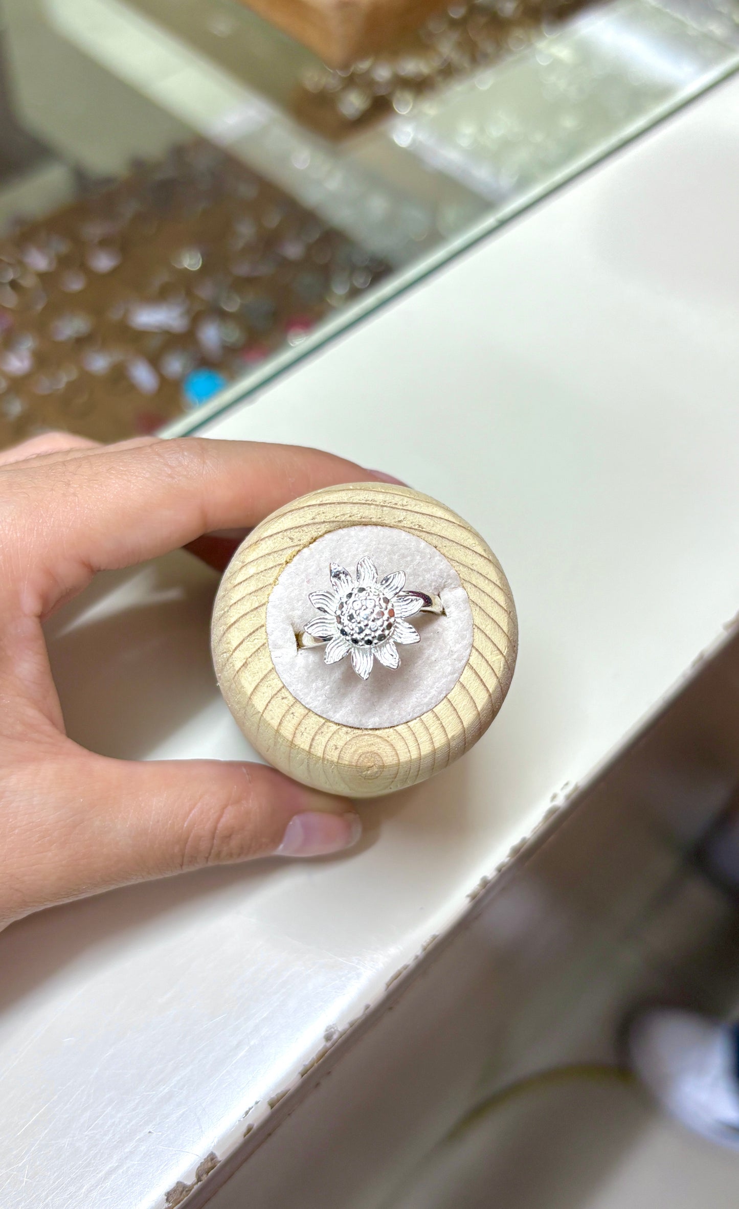 Anillo flor centro puntos - plata