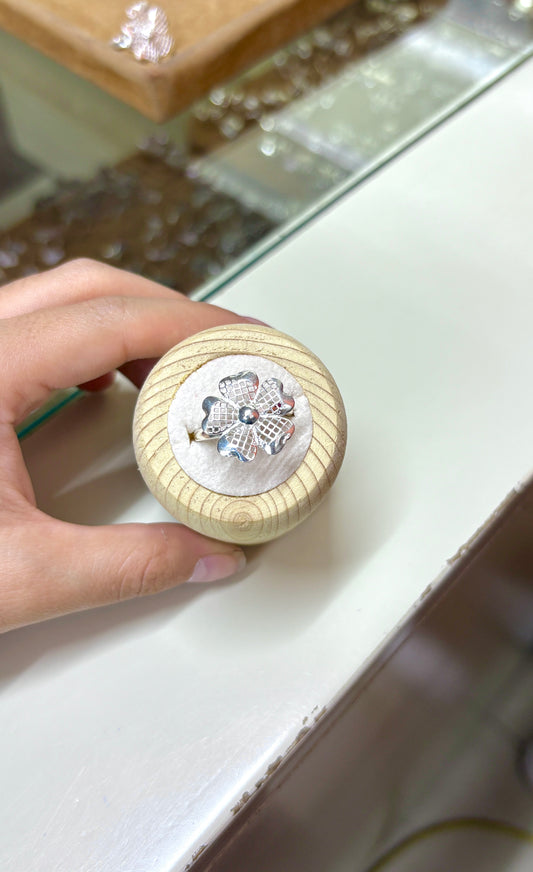 Anillo flor mediana petalos tejido - Plata