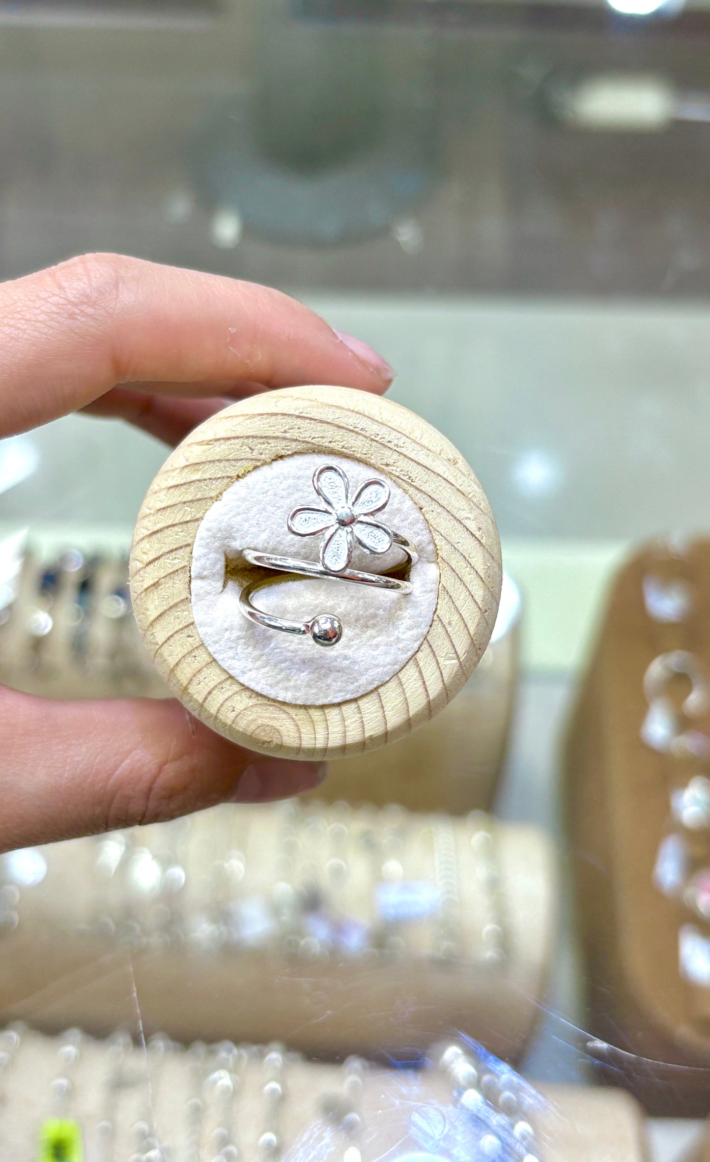 Anillo ajustable flor petalos contorno y esfera - plata