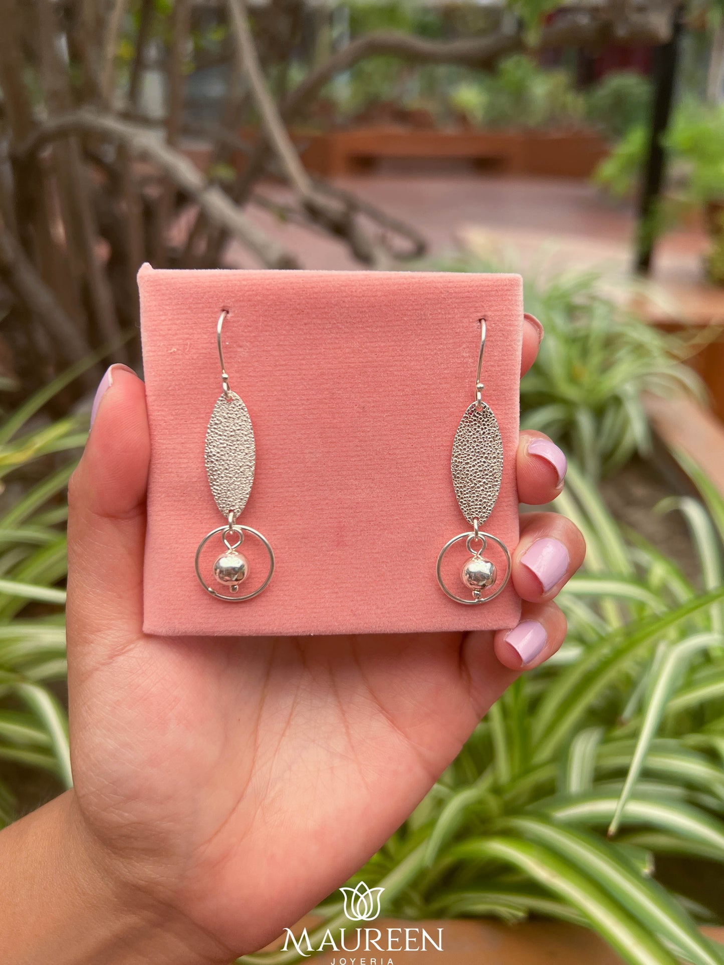 Arete ovalo texturado y circulo esfera colgante - Plata