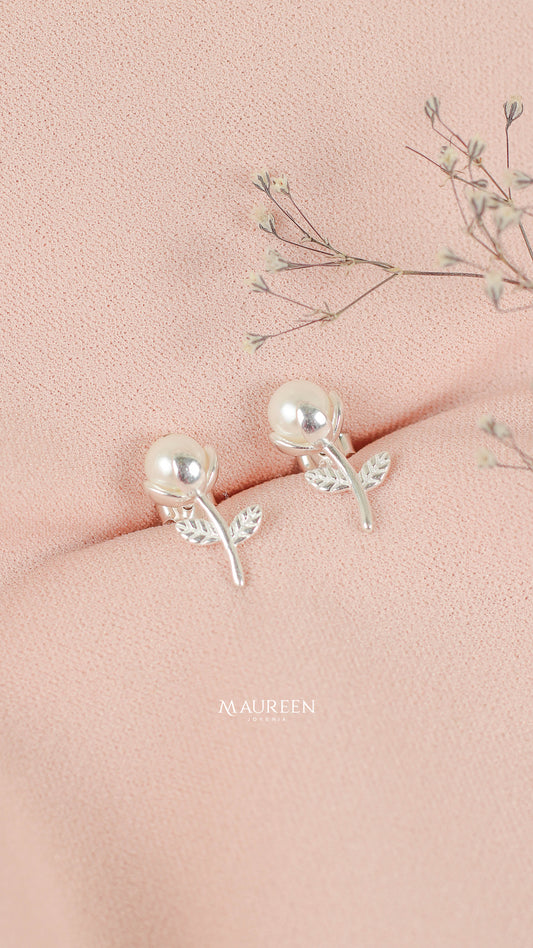 Arete flor perla con tallo pegado - Plata