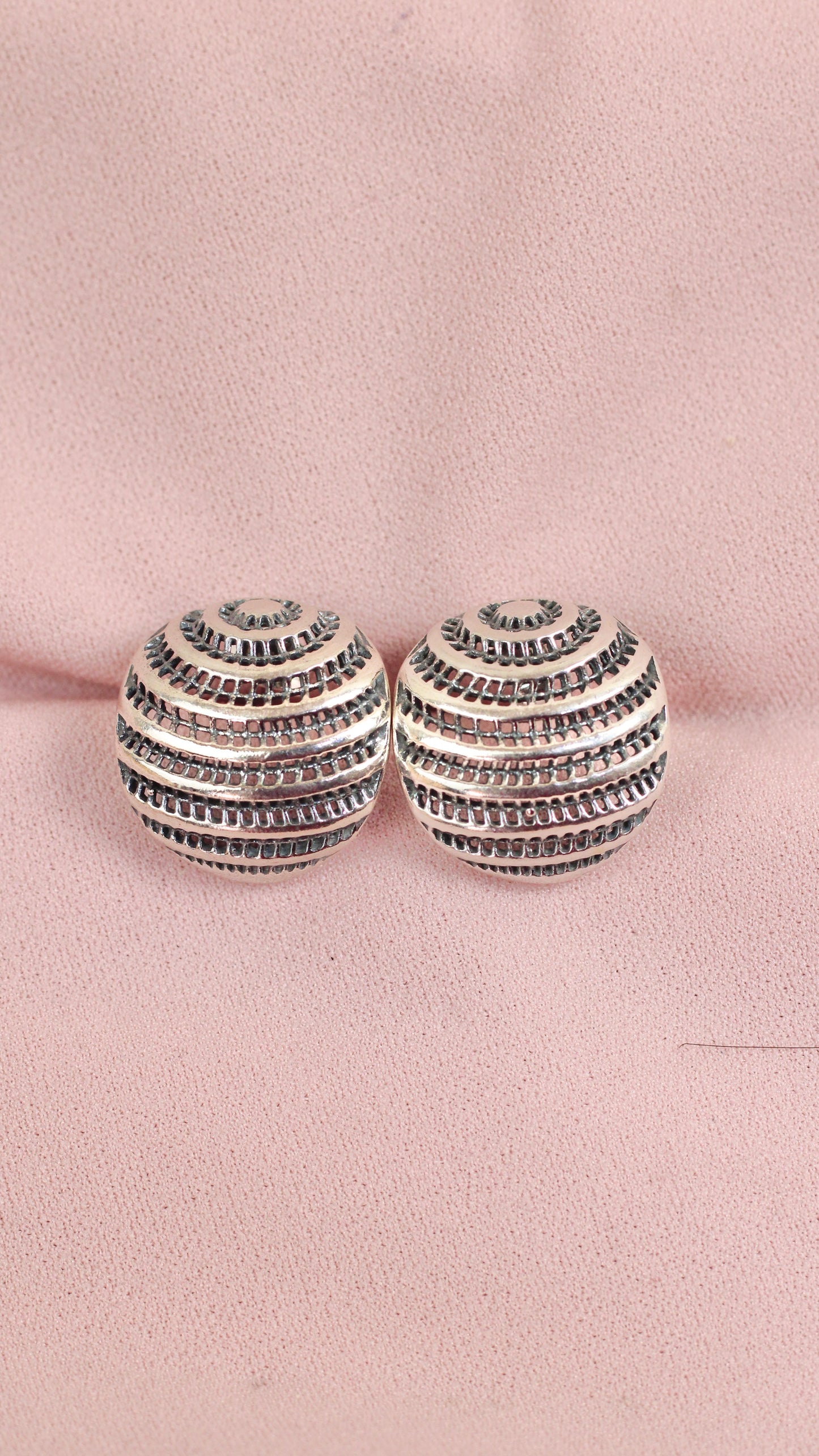 Arete oval tejido pegado - Plata quemada