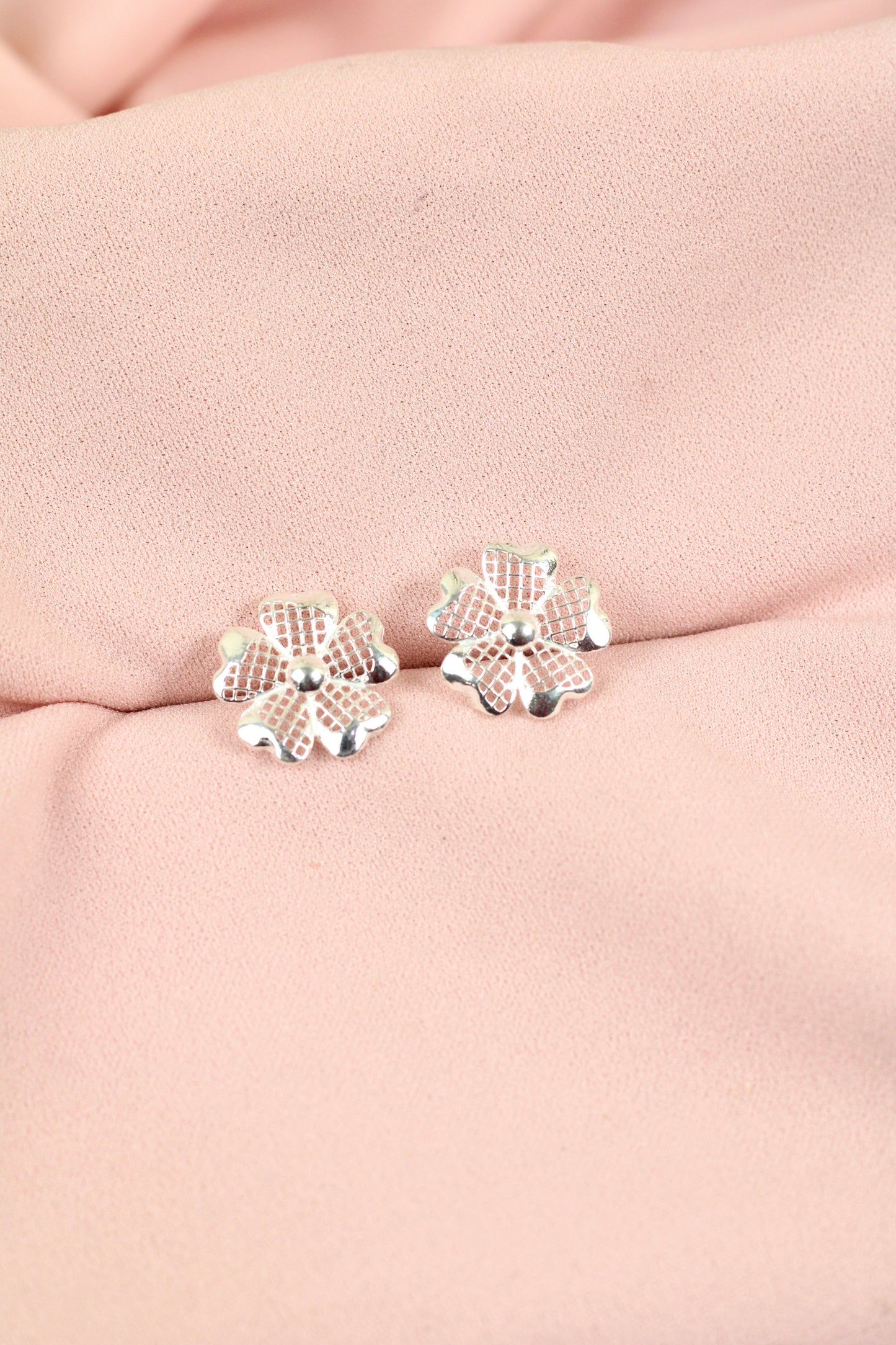 Arete flor con petalos corazon pegado - Plata