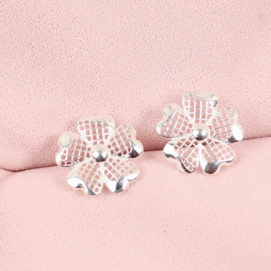 Arete flor con petalos corazon pegado - Plata
