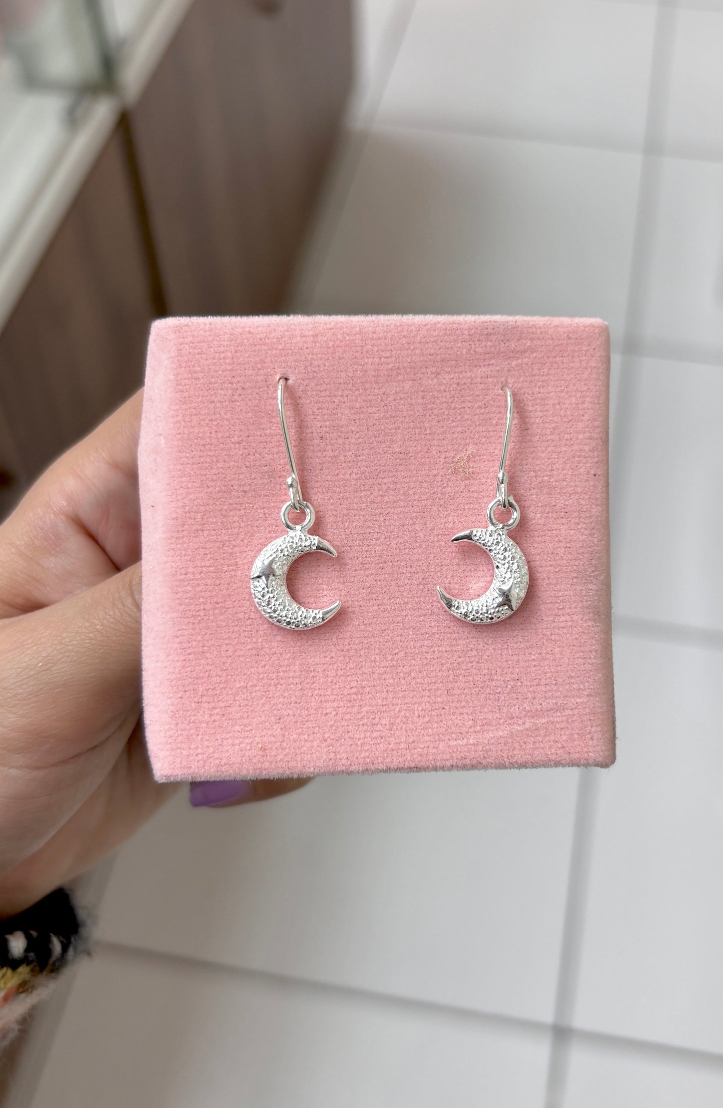 Arete luna texturada con una estrella colgante - Plata