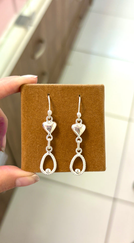 Arete corazon bombacho y cadena enroscada colgante - plata