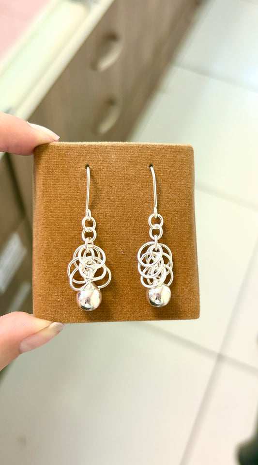Arete racimo de argollas y esferas colgante - plata