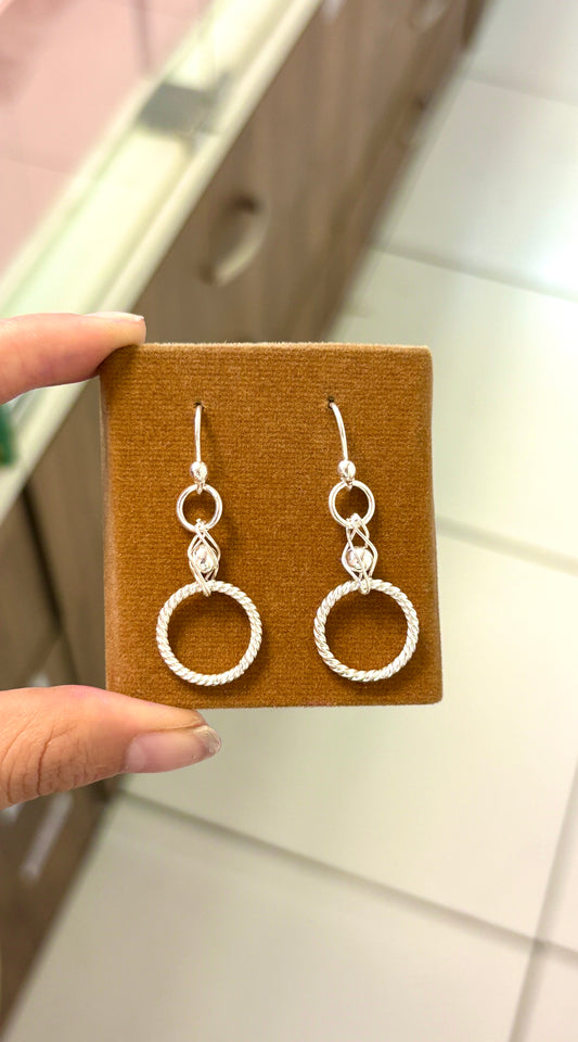 Arete esfera prisionera y argolla enroscada colgante - plata