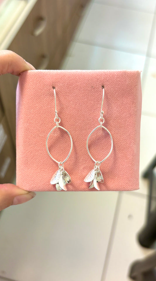Arete ojal con racimo colgante - plata