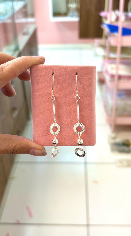 Arete tubo argolla texturada y esfera colgante - plata