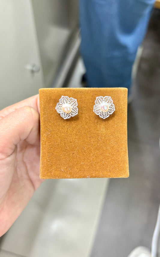 Arete pegado flor perla 5 pétalos filigrana