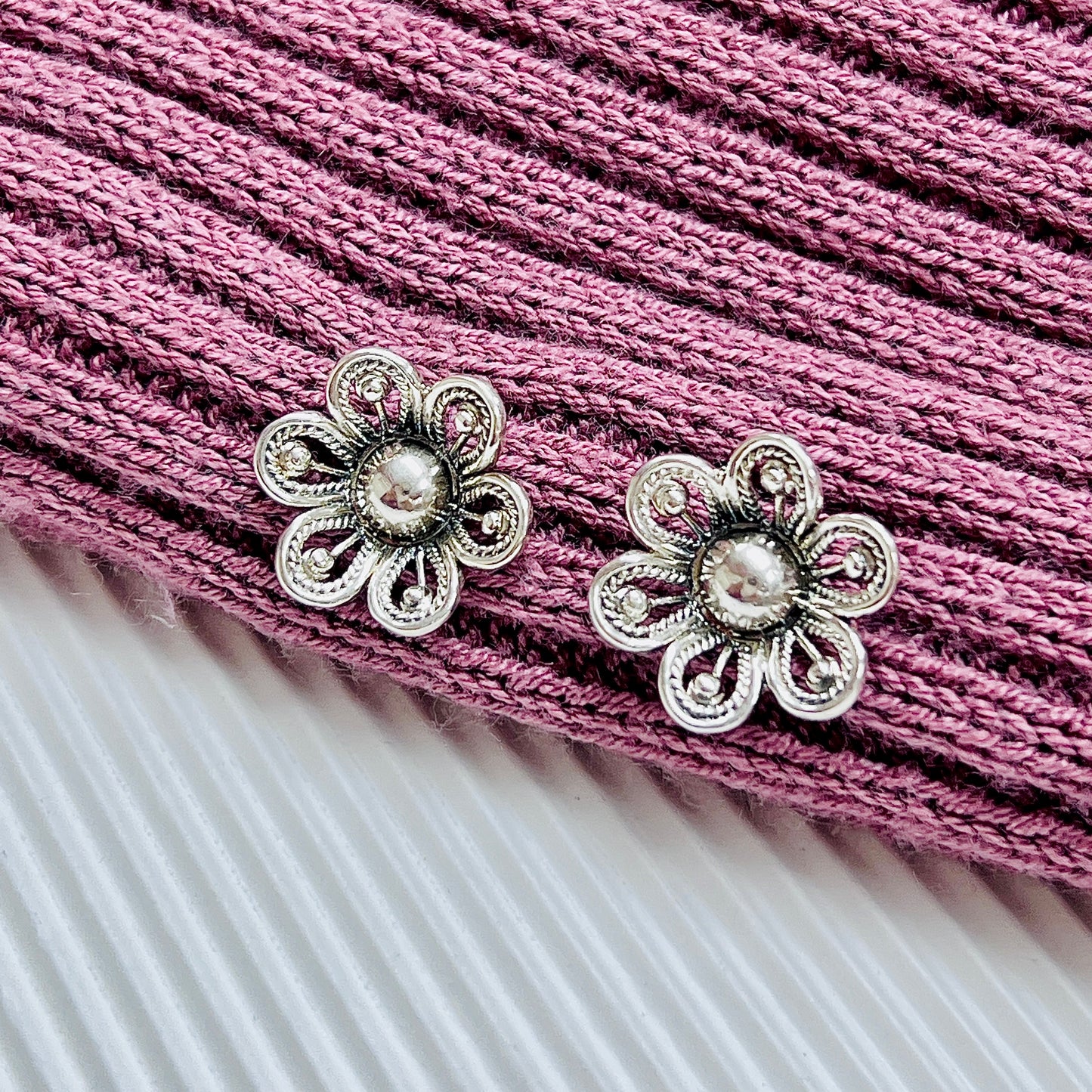 Arete flor 6 petalos filigrana - plata quemada