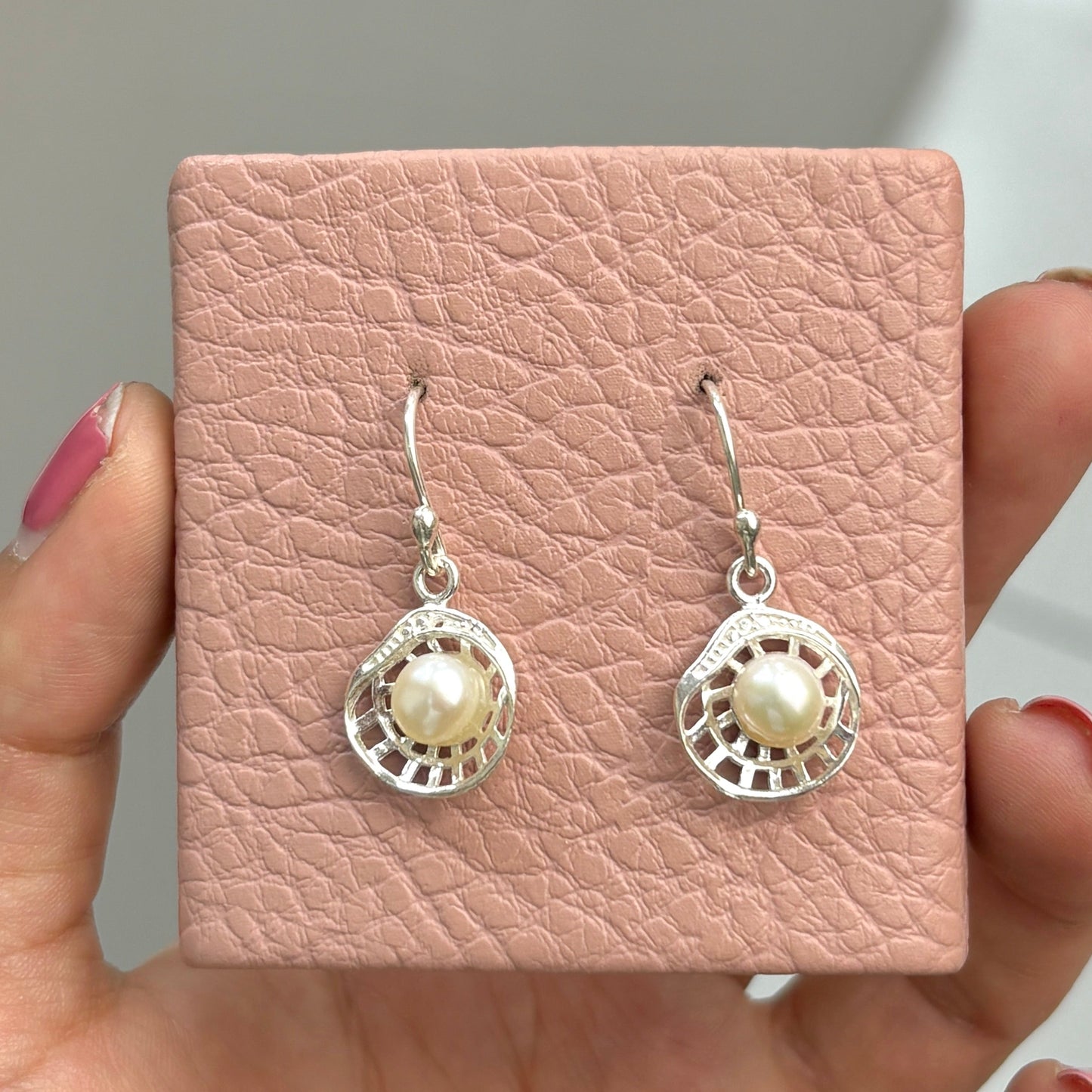 Arete conchita tejida con perla colgante - plata