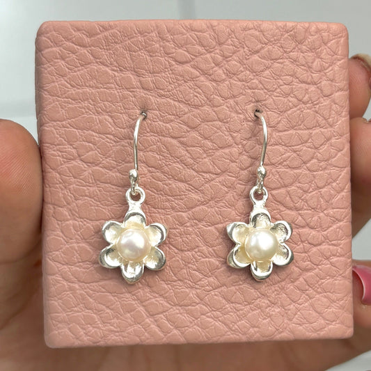 Arete flor perla 6 petalos en punta - plata