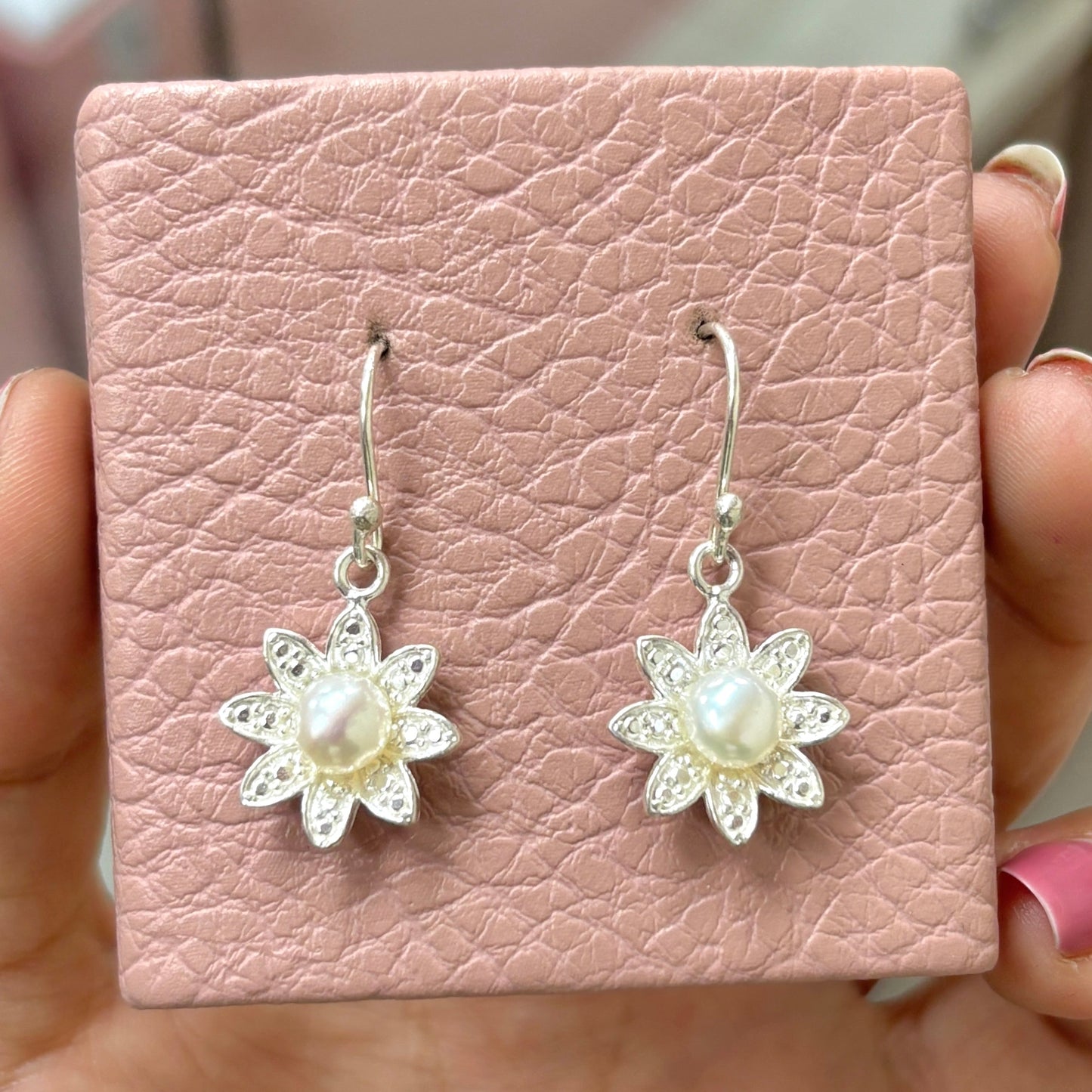 Arete flor perla 8 petalos martillados - plata