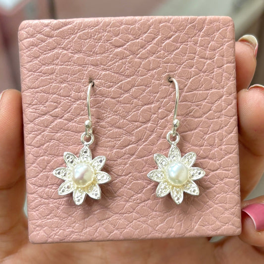 Arete flor perla 8 petalos martillados - plata