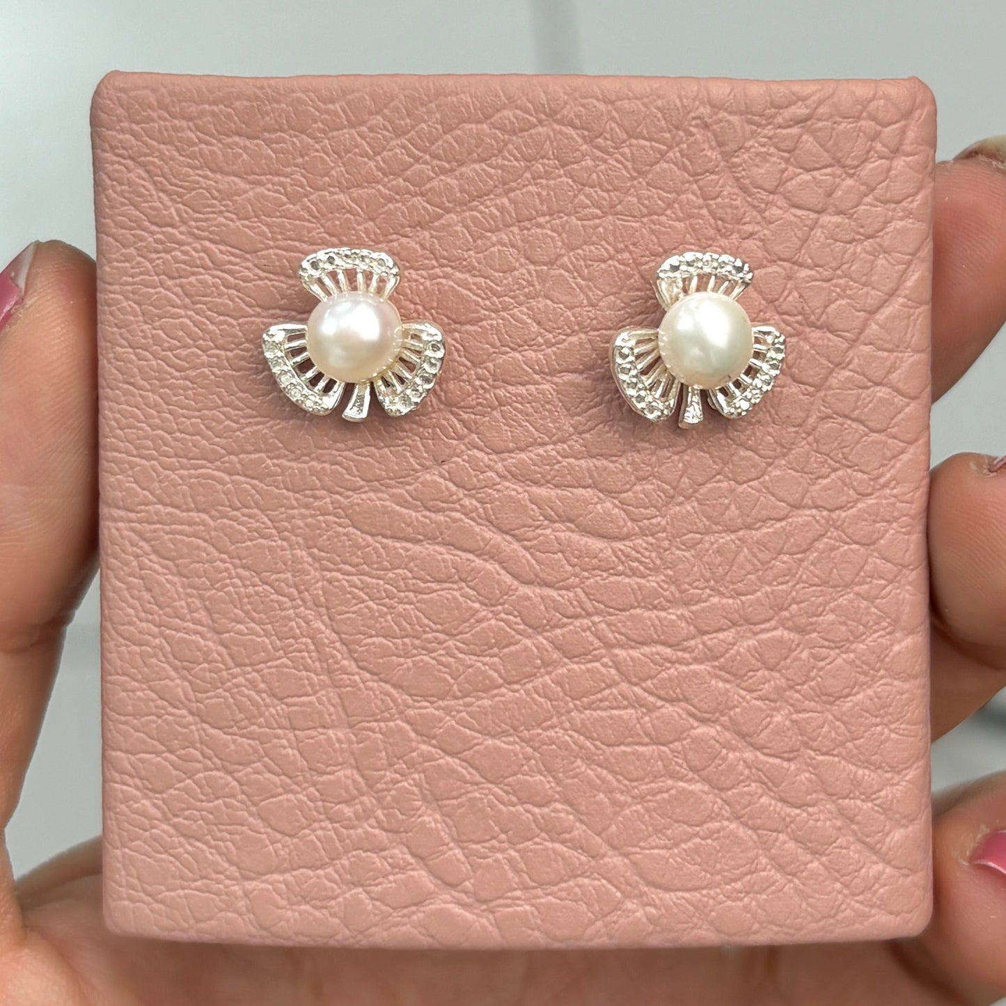 Arete trebol petalos martillado con perla pegado - plata