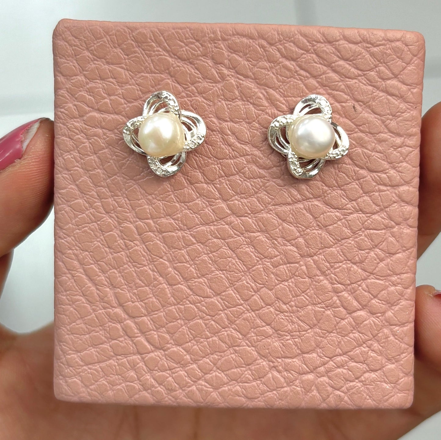 Arete flor perla cuatro petalos pegado - plata