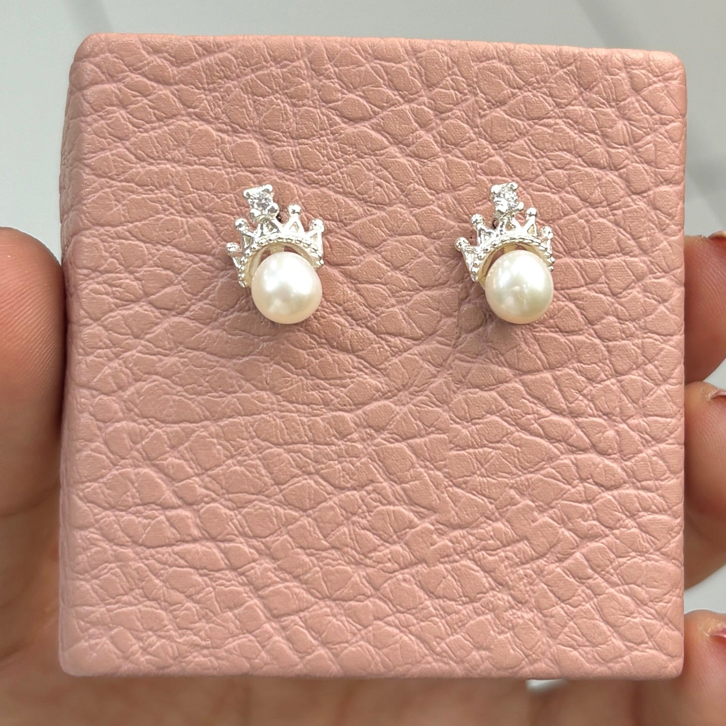 Arete perla con corona pegado - plata