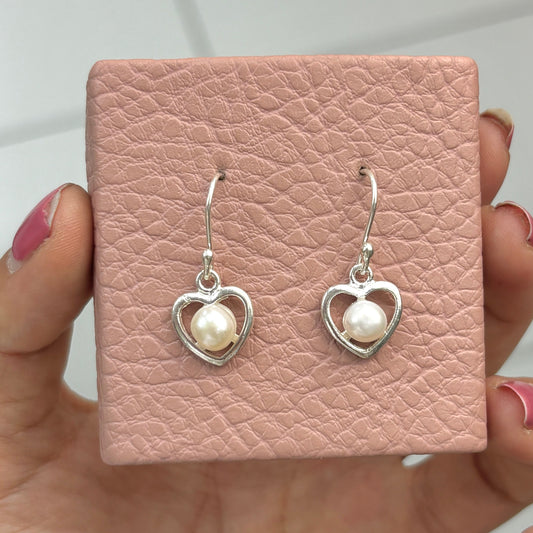 Arete corazon calado con perla colgante - plata