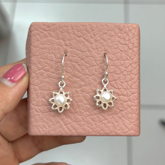 Arete flor petalos calados con perla colgante - plata