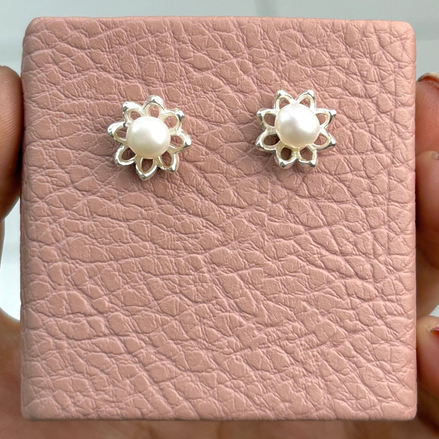 Arete perla 8 petalos calado - plata