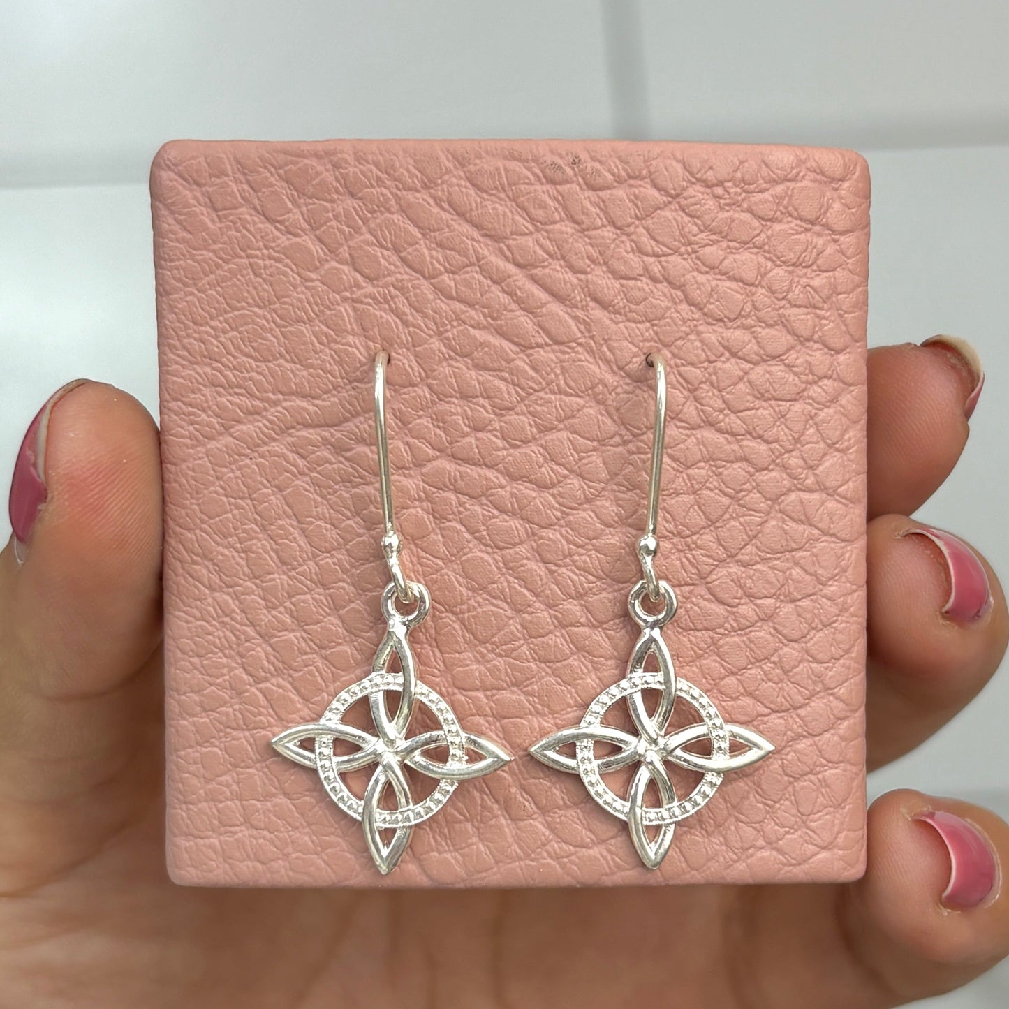 Arete nudo de bruja con puntos colgante -plata