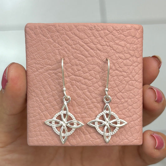 Arete nudo de bruja con puntos colgante -plata